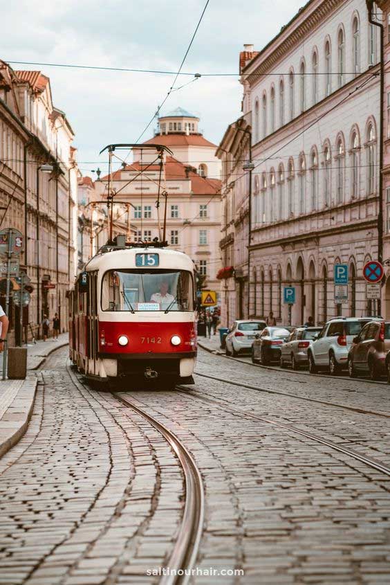 Pražská tramvaj projíždějící ulicí